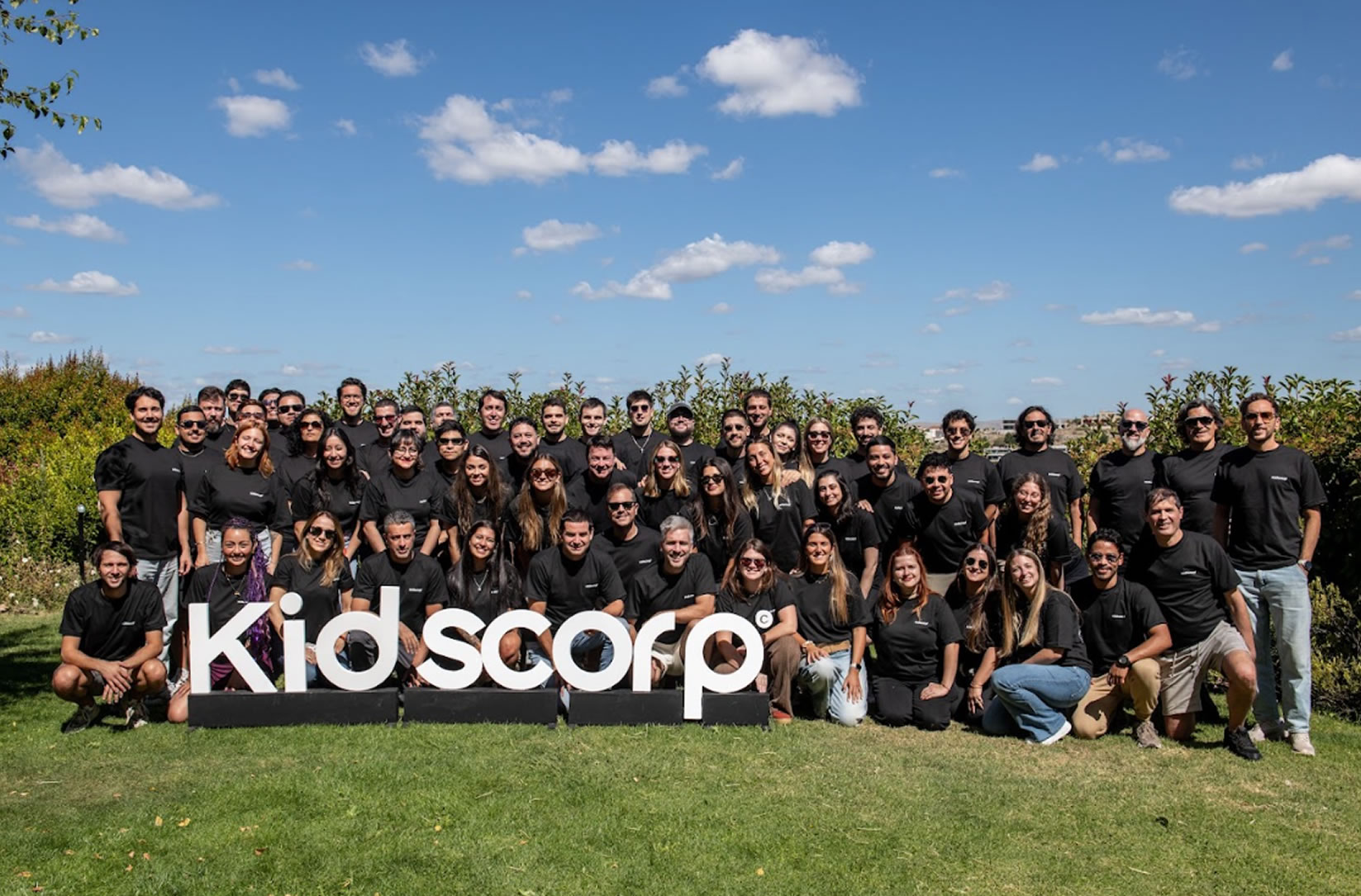 O time da Kidscorp reunido em um offsite