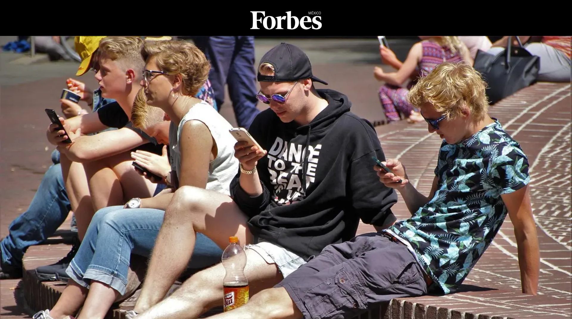 Adolescentes usando sus celulares en un espacio público, nota de Forbes México sobre hábitos de consumo digital